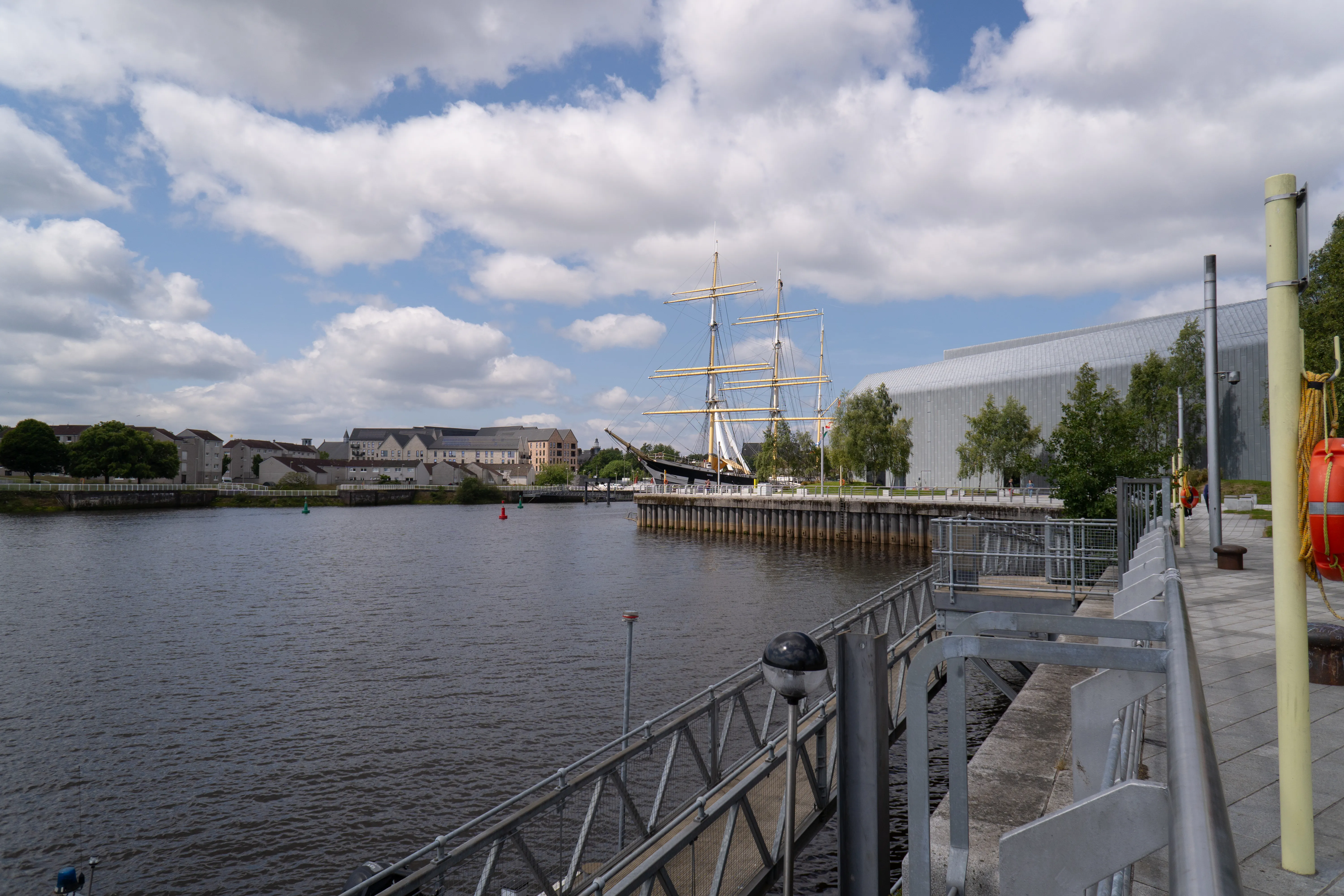 glasgow river looking at the ship